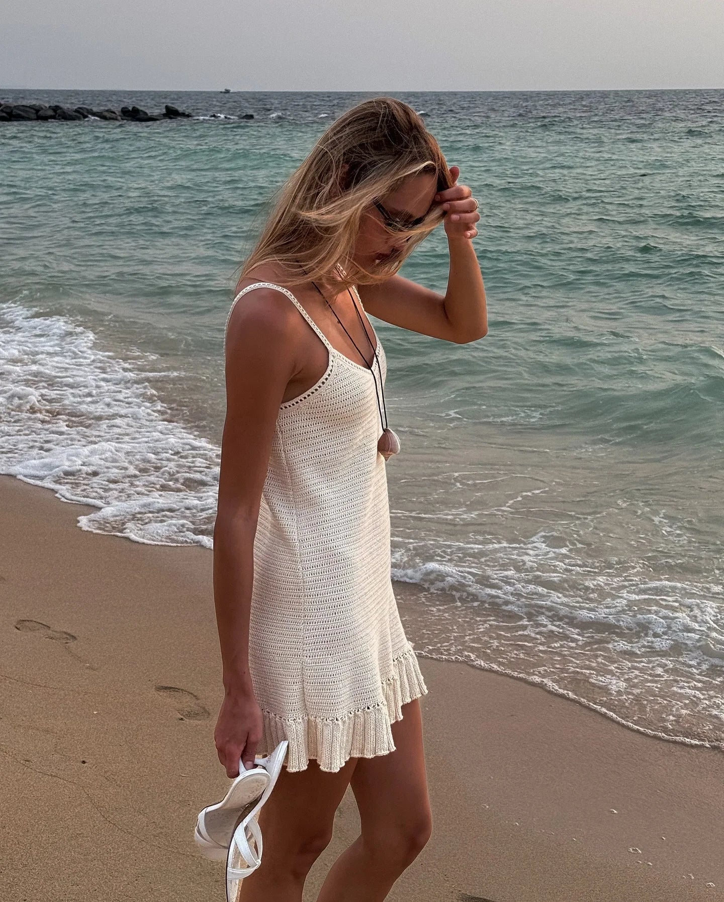 Vestido  Sara – Mini de Playa Tejido con Escote Halter y Volantes