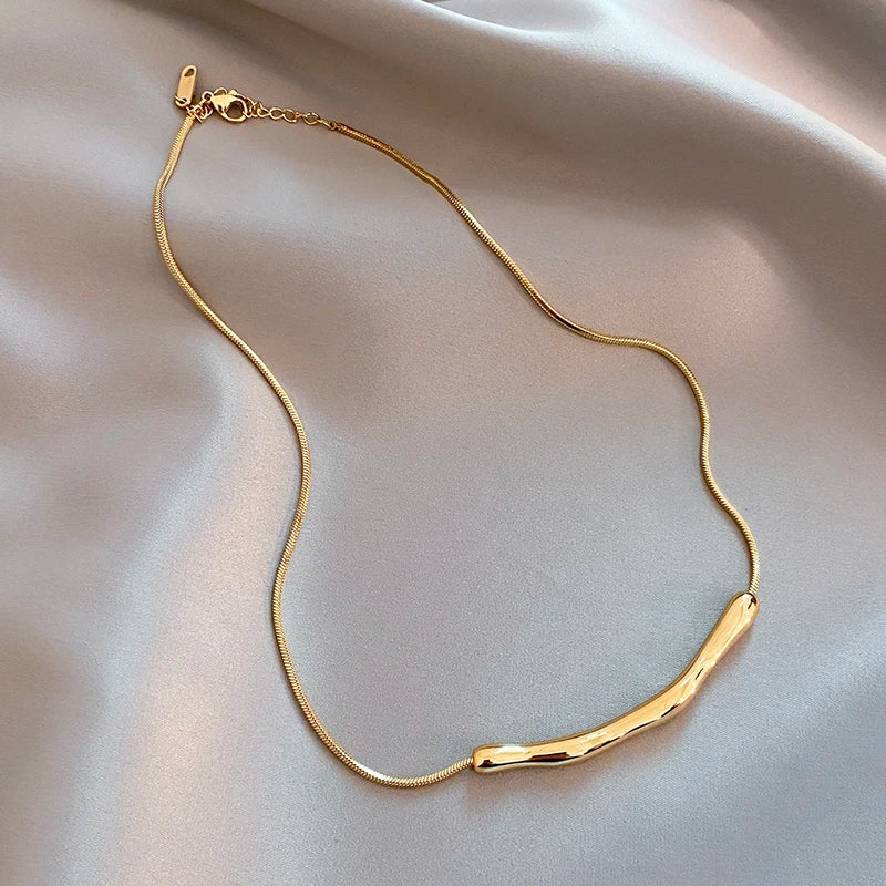 Collar Valeria – Collar Corto de Acero Inoxidable con Acabado Dorado
