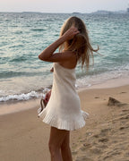 Vestido  Sara – Mini de Playa Tejido con Escote Halter y Volantes